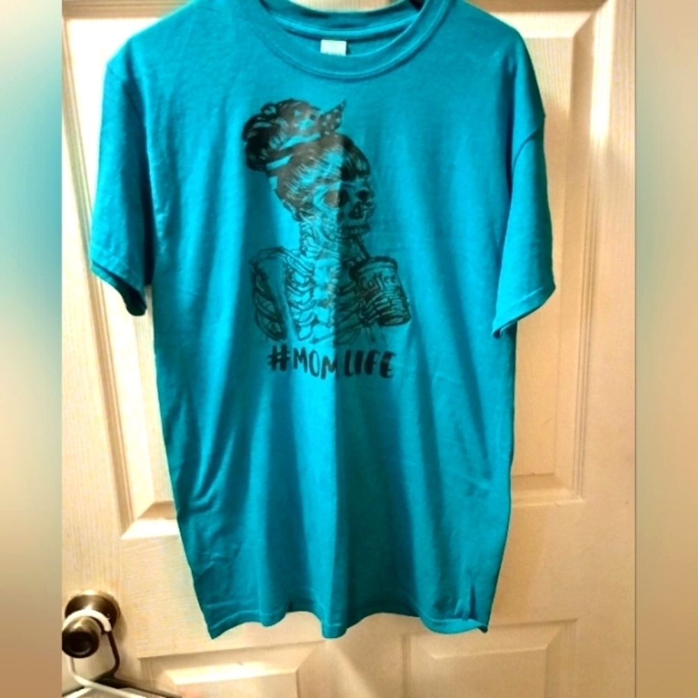 Turquoise Mom Life T-shirt Size Medium